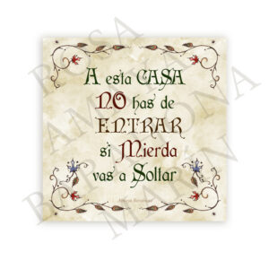 Azulejo · A esta casa no has de entrar si mierda vas a soltar El azulejo de entrada que muchas casas necesitan y pocas se atreven a poner. Con el aire solemne de un letrero medieval y la contundencia de quien tiene muy claro lo que no quiere cruzar su umbral. Una declaración de intenciones domésticas escrita en caligrafía antigua y con todo el respeto del mundo hacia quien pasa. Azulejo de cerámica impresa. Formato cuadrado. Acabado mate con aspecto de azulejo tradicional. Pieza de colección numerada.