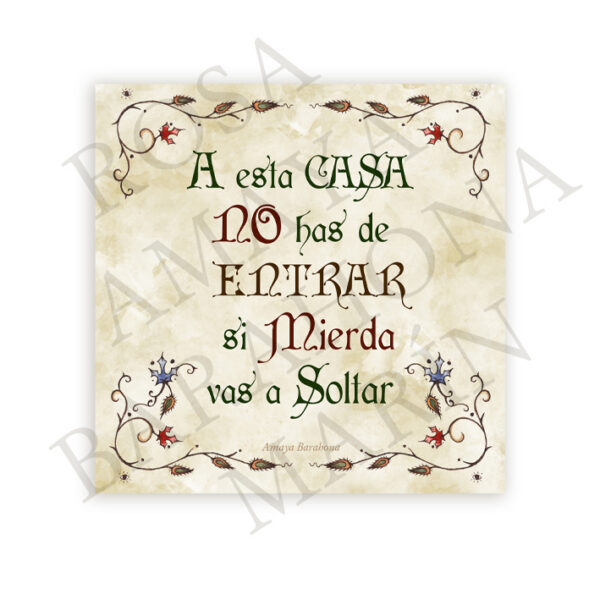 Azulejo · A esta casa no has de entrar si mierda vas a soltar El azulejo de entrada que muchas casas necesitan y pocas se atreven a poner. Con el aire solemne de un letrero medieval y la contundencia de quien tiene muy claro lo que no quiere cruzar su umbral. Una declaración de intenciones domésticas escrita en caligrafía antigua y con todo el respeto del mundo hacia quien pasa. Azulejo de cerámica impresa. Formato cuadrado. Acabado mate con aspecto de azulejo tradicional. Pieza de colección numerada.